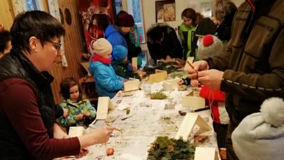 Bild: rpp
Mit großem Eifer basteln die Kinder Futterringe und Futterstellen für die Wintergäste in ihrem Garten