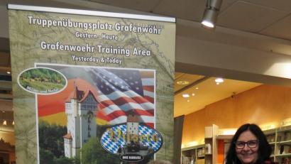 Bild: Dobmeier
Buchhändlerin Alexandra Stangl freut sich über Neuauflage des Buches, das Autor Gerald Morgenstern signiert.