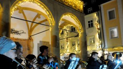 Bild: Stephan Huber
Musiker der Knappschaftskapelle geben unter dem Rathausbalkon den Ton an: Sie spielen die Melodien der traditionellen Adventslieder.