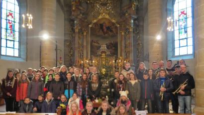 Bild: jzk
Viele Realschüler beteiligen sich an der Gestaltung des vorweihnachtlichen Gottesdienstes in der Stadtpfarrkirche.
