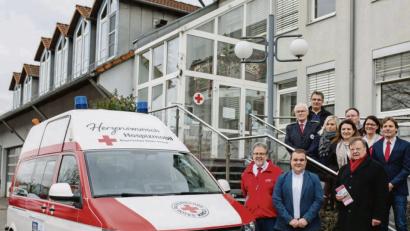 Bild: san
Das Herzenswunsch-Hospizmobil, das auf Initiative von Bernd Lödel (vorne Mitte) aus Sulzbach-Rosenberg, Rettungsdienstleiter des BRK-Kreisverbandes Nürnberger Land, unterwegs ist, um todkranken Menschen einen letzten Wunsch zu erfüllen.