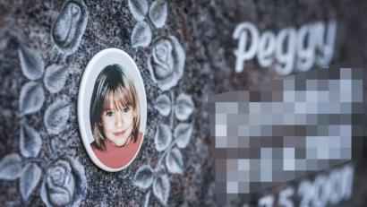 Bild: 11.12.2018 14:22:26
Ein Gedenkstein mit dem Porträt des Mädchens Peggy auf dem Friedhof in Nordhalben.