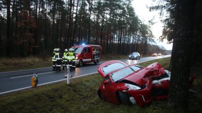 Bild: sne
Eine Fraut wollte ein anderes Auto überholen, kam dabei von der Straße ab und prallte gegen einen Baum.