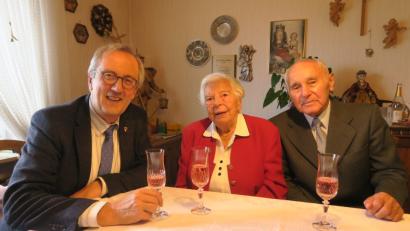Bild: ua
Bürgermeister Franz Mädler (links) gratuliert Elisabeth Lindner (Mitte) zum 90. Geburtstag, nebst ihrem Mann Johann (rechts).