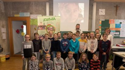 Bild: dtr
Die Klasse 4a der Grundschule Plößberg ist vom Hilfsprojekt begeistert und will Geld für eine Patenschaft sammeln.