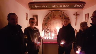 Bild: hzi
Mitorganisator Georg Schraml und Vertreter der KLJB Thurndorf (von links) bringen die Figur der Gottesmutter in die Kapelle in Obertreinreuth.