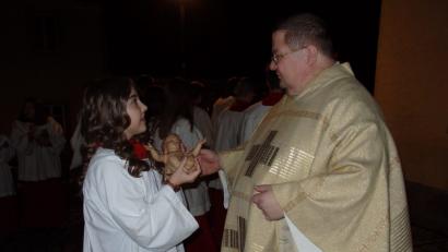Bild: wrt
Eine besondere Aufgabe: Maria darf das Christkind zum Altar tragen.