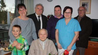 Bild: kro
Seinen 90. Geburtstag feierte der gebürtige Mitterteicher Anton Lenk. Unser Bild zeigt ihn vorne sitzend mit Urenkel Raphael, im Kreise seiner Familie und Freunden, sowie 2. Bürgermeister Peter Gold.