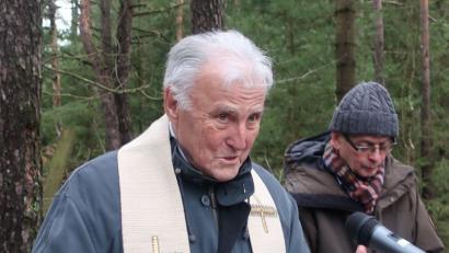Bild: Hirsch
Pfarrer Joachim Kendzia hielt bei der Andacht die Predigt. Dahinter Marterl-Betreuer Wolfgang Nowak.