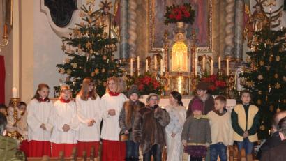 Bild: bey
Das „Wunder der heiligen Nacht“ verkündeten Miesbrunner Buben und Mädchen beim Krippenspiel in der Christmette am Heiligabend in der geschmückten St. Wenzeslauskirche. Claudia Schreier und Yvonne Blas hatten mit den Kleinen das Krippenspiel einstudiert, in das zum Schluss auch die vier Ministrantinnen einbezogen wurden.