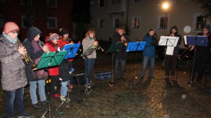 Bild: kro
Der Evangelische Posaunenchor spielt weihnachtliche Weisen.