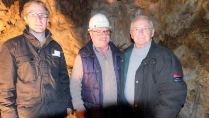 Bild: ohr
Im beengten Versuchsstollen neben dem verfüllten Schacht „Erna“ stellen sich Vorsitzender des Bergknappenvereins Stulln/Schwarzenfeld, Jürgen Ferschl (links) und ehemaliger Bergmann und Ehrenmitglied Hermann Neidl (rechts) mit dem Eigentümer des Grubengeländes, Hans Obendorfer (Mitte), zum Erinnerungsfoto.