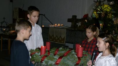 Bild: rn
Die Kerze "Hoffnung" brachte auch die Kerzen "Frieden", "Glaube" und "Liebe" wieder zum Brennen.