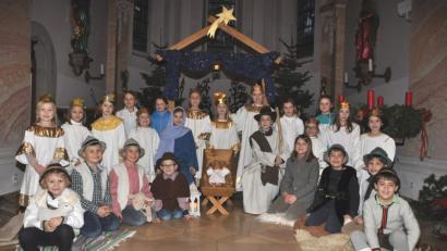 Bild: es
Buben und Mädchen spielen das Geschehen von der Geburt Christi in einem Stall in Bethlehem nach.