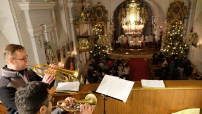 Bild: Bäumler
Roland Forster und Jürgen Probst sorgten mit ihren Trompeten für weihnachtliche Klänge im Kirchenschiff.