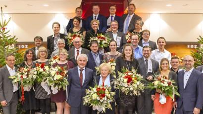 Bild: exb
IGZ-Geschäftsführer Johann Zrenner (links), Alfred Meyer (Zweiter von links), Christian Mattes (rechts) und Bereichsleiter Stefan Wittmann (Zweiter von rechts) gratulieren den Jubilaren. Zudem verabschieden sie Johann Gleich (vorne, Mitte) in den verdienten Ruhestand. Mit auf dem Bild sind die Partner der Geehrten.
