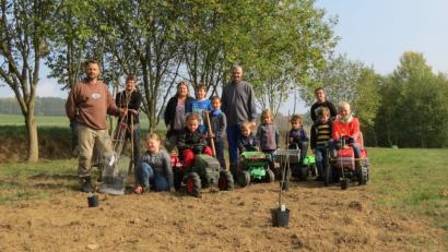 Bild: kö
Beim Anlegen der Streuobstwiese und der Wildbeerenhecke war auch der Nachwuchs mit seinem Fuhrpark zugange. Beeren werden die Kinder vermutlich schon nächstes Jahr ernten können. Auf die Äpfel, Birnen und Zwetschgen wird man wohl noch eine Weile warten müssen.