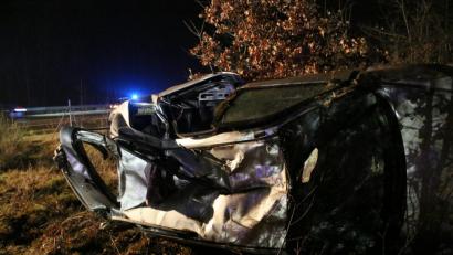 Bild: Hösamer
Der Fahrer dieses Wagens geriet nach rechts von der Autobahn ab. Der Kombi walzte einen Wildschutzzaun nieder, überschlug sich, und blieb schließlich auf der Beifahrerseite liegen.