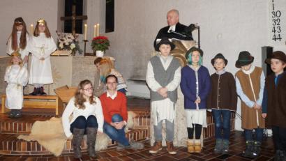 Bild: weu
Jugendliche und Kinder stellten die Weihnachtsgeschichte in dem Krippenspiel dar und zeigten zwei Welten auf. Weihnachten damals in der Krippe und das, was heute daraus gemacht wird.