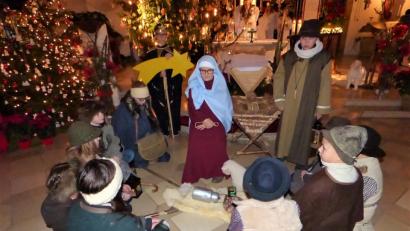 Bild: mng
Die Hirten verbrachen die Nacht auf freien Feld, als ihnen die Engel die Geburt des Heilands verkündeten. 23 Kinder führten wieder ein beeindruckendes Krippenspiel in der schön dekorierten Stadtpfarrkirche auf und erhielten großen Beifall. Für die besinnliche Stunde und ihre sehr gut einstudierten Rollen dankte ihnen Stadtpfarrer Edmund Prechtl.