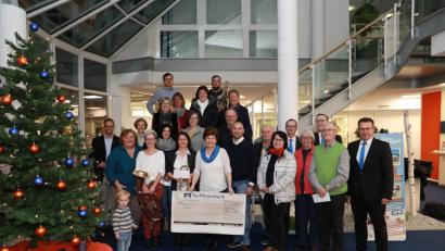 Bild: njn
Vorstand Joachim Geyer (rechts), Geschäftsstellenleiter Hans Dumler (dritter von rechts) und Kundenberaterin Doris Thurm (erste Reihe vierte von links) überreichen 5000 Euro an die Vertreter der Vereine.