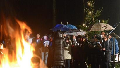 Bild: Kunz
Der Regen konnte dem Licht aus Bethlehem bei der Waldweihnacht nichts anhaben.