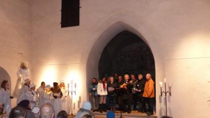 Bild: kod
Die Weihnachtsengel beobachten die Sänger aus Tirschenreuth in der Museumskirche Peter und Paul.