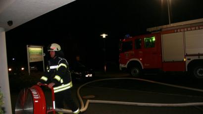 Bild: wro
Die Feuerwehr Fuchsmühl belüftet das Senioren-Servicehaus.