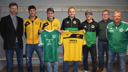 Bild: jr
Die zweite Fußballmannschaft des SV Mitterteich und die erste Mannschaft des SV Steinmühle bilden zur neuen Saison 2019/2020 eine Spielgemeinschaft. Das gemeinsame Konzept stellen (von links) Stephan Andörfer, Daniel Wührl, Michael Mark (alle SV Steinmühle), sowie Florian Greim, Markus Broschik, Gerhard Greim und Roland Eckert (alle SV Mitterteich) vor.