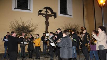 Bild: frd
Mit weihnachtlichen Liedern wie „Süßer die Glocken nie klingen", "Kommet ihr Hirten“ oder „Kommt, lasst ihn uns anbeten“ lud die Stadtkapelle Oberviechtach zur Christmette ein.