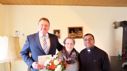 Bild: Stefanie Gradl
Bürgermeister Hans-Martin Schertl und Pfarrvuikar Madanu gratulieren der Jubilarin Marianne Hermann