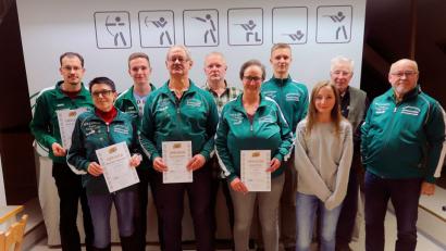 Bild: bsc
Die Vereinsmeister 2019 des Schützenvereins Frauenreuth: Sportleiter Daniel Kaßeckert (links) gratuliert den Siegern der einzelnen Wettbewerbsklassen.