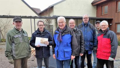 Bild: ibj
Mit Pfarrer Christian Schulz und MGV-Vorsitzendem Günter Winter (ab Zweiter von links) freuen sich 2. Vorsitzender Franz Kredler (links) und die Helfer Franz Siegert, Hermann Graf, Hans Winkler und Konrad Huber (von rechts) über die Spendenübergabe.