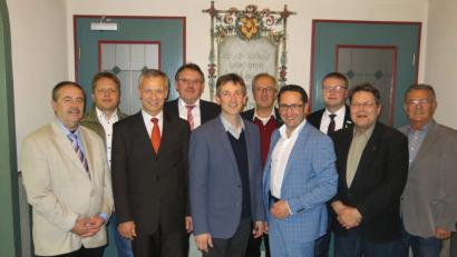 Bild: dpe
Die Kreisräte und der Kreisvorstand der Freien Wähler in Schlicht mit (von links) Peter Dotzler, Georg Finster, Thorsten Grädler, Hans-Martin Schertl, Albert Geitner, Franz Mädler, Hans-Martin Grötsch, Günther Frieser und Herbert Lehner zusammen mit dem Landtagsabgeordneten Tobias Gotthard (Vierter von rechts).