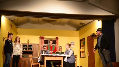 Bild: bey
Der "verhindete" Bankräuber Charly (Florian Simmerl), seine "Verlobte" Lena (Theresa Bodenmeier), Bauer Gschwendner (Dominik Schreffl), Gerlinde, die Dorfspionin (Luica Magerl), Dorfpolizist Troll (Franz Spörer) die "Kramer Res (Antonia PIller) und Landmaschinenhändler Vitus (Leon Bösl) im Stück "Krimizeit am Gschwendnerhof".