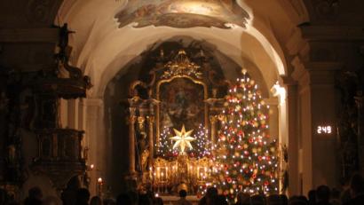 Bild: njn
Die Gläubigen feiern mit Pfarrer Martin Besold die Christmette in der Pfarrkirche Mariä Himmelfahrt.