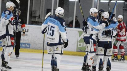 Bild: gb
Die Blue Devils kommen derzeit nicht aus dem Jubeln raus. In Regensburg feierte der Eishockey-Oberligist den dritten Sieg in Folge und den siebten Erfolg aus den letzten acht Spielen.