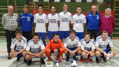 Bild: bra
Die A-Junioren des SV Raigering holten sich den Titel. Auf dem Bild von links Kreisjugendleiter Klaus Meier, Trainer Wolfgang Grünwald, Trainer Klaus Bäumler, Turnierleiter Karlheinz Luber.