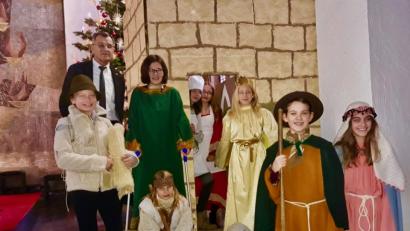 Bild: ise
Karl Koller (hinten, links) hat mit zehn Mädchen ein stimmungsvolles Krippenspiel einstudiert. In der Kinderchristmette in der vollbesetzten Pfarrkirche spielen sie stimmungsvoll die Herbergssuche.