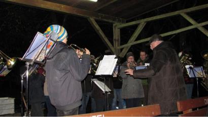Bild: sei
Die Posaunenchöre Mantel-Thansüß mit Heinricht Müller (rechts) am Dirigentenstab gestalteten die Waldweihnacht musikalisch mit.