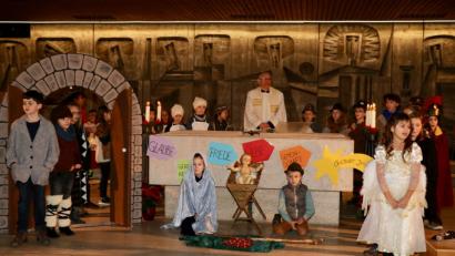 Bild: ads
Alle Jahre wieder zieht das ansprechende traditionelle Krippenspiel vor schöner Minikulisse in der Pfarrkirche St. Michael zur Kinderchristmette eine enorme Besucherzahl an.