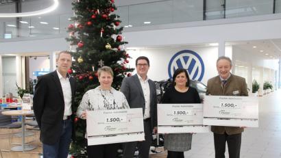 Bild: Andreas Köllner, Fischer Automobile GmbH
Betriebsleiter Roland Franz (links) und Geschäftsführer Thomas Fischer (Mitte) übergeben die Spenden an die Vertreter der drei Organisationen: Katrin Panek, Angelika Hiltl und Gernot Schötz (von links).