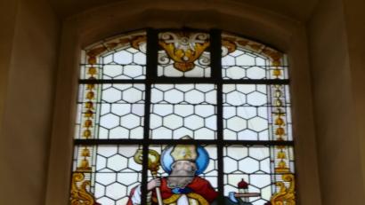Bild: sh
Eines der sechs 100-jährigen bunten Fenster im Langschiff der Schnaittenbacher Stadtpfarrkirche St. Vitus.