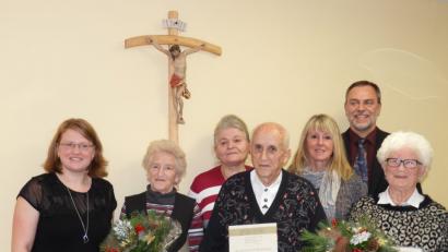 Bild: seb
Chorleiterin Steffi Reichart, Gertraud Schwendner, Barbara Reng, Franz Hehenberger, Margit Peter, Pfarrer Josef Irlbacher und Ida Walter (von links).