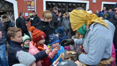 Bild: jr
Mit Brotresten gelingt es, die Waldspechte milde zu stimmen. Im Gegenzug gibt es Süßes für die Kinder.