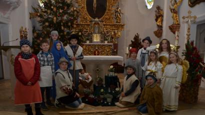 Bild: dob
Im Schein der Christbaumbeleuchtung am Altar verfolgen die Gläubigen die Geburt des Jesuskindleins in der Waldauer Benefiziumskirche St. Johannes Nepomuk.