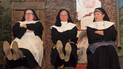 Bild: sön
Mit Sitz- und Hungerstreik wollen Schwester Rabiata (Franziska Haas), Oberin Gottfrieda (Claudia Fröhlich) und Schwester Apollonia (Regina Schnabel) gegen den Verkauf von Kloster Abendrot protestieren.