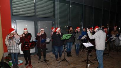 Bild: njn
Der Spielmannszug der Feuerwehr gestaltet das vierte Adventskonzert im Stadtpark.