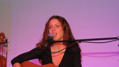 Bild: ubb
Omnitah hat diesmal auch eine Gitarre mitgebracht. Dieses Instrument stimmt sie an, um gemeinsam mit ihrem Publikum zu singen.