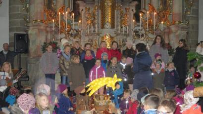 Bild: jzk
Mit dem "Sternenlied“ hat der neue Kinderchor bei der Heilig-Abend-Andacht seinen ersten Auftritt.